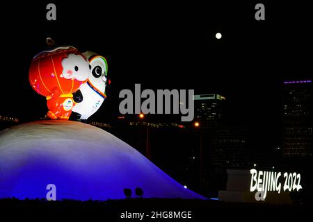 Peking, Peking, China. 19th Januar 2022. 18. Januar 2022, Peking, Shuey Rhon Rhon Bing Dwen Dwen mit Vollmond. (Bild: © SIPA Asia via ZUMA Press Wire) Stockfoto