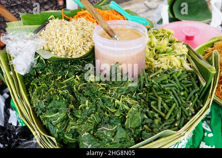 Gemüsepecel ist ein traditionelles Essen, vor allem in Ost-Java. Mit einer Vielzahl von Gemüse und Erdnusssauce ist dieses Gericht sehr gesund und geeignet. Stockfoto