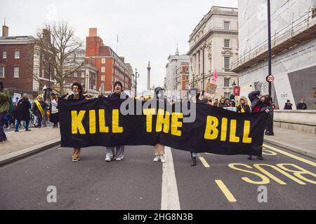 London, Großbritannien 15th. Januar 2022. Die Demonstranten tragen in Whitehall ein Transparent mit dem Titel „Kill the Bill“. Tausende von Menschen marschierten durch das Zentrum Londons, um gegen das Gesetz über Polizei, Verbrechen, Verurteilung und Gerichte zu protestieren, was viele Arten von Protest illegal machen wird Stockfoto