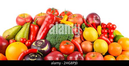 Köstliches Gemüse und Obst isoliert auf weißem Hintergrund. Stockfoto