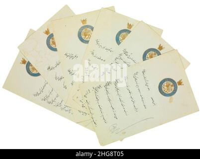 Sechs wichtige Qajar-Firmans, herausgegeben von Mohammad Ali Shah Qajar in Bezug auf die Bombardierung der Teheraner Majles im Jahr 1908; sechs Qajar-Firmans, Teheran, Iran, Mai 1908. Stockfoto