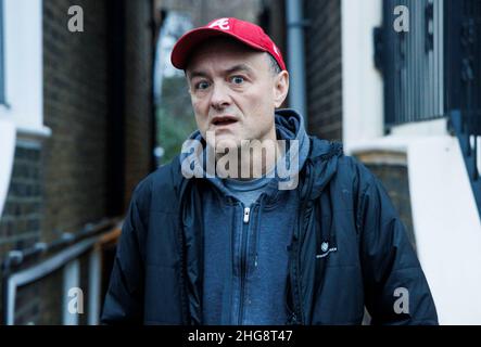 London, Großbritannien. 19th Januar 2022. Dominic Cummings, ehemaliger Chefberater von Boris Johnson, vor seinem Haus. Er wird Beweise für die Ermittlungen gegen eine Reihe von mutmaßlichen Parteien in der Downing Street Nr. 10 vorlegen. Der selbsternannte Prinz der Finsternis könnte eine entscheidende Rolle spielen, wenn es darum geht, ob der Premierminister seinen Job behält. Er hat bereits gesagt, dass Johnson über die Parteien gelogen hat. Kredit: Mark Thomas/Alamy Live Nachrichten Stockfoto