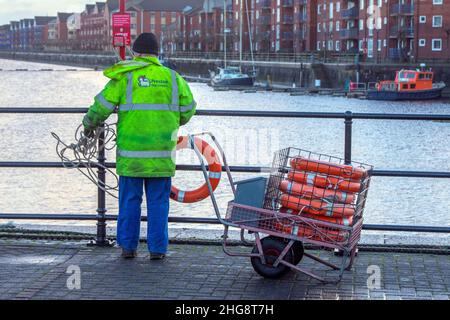 Wartungspersonal für Rettungsgurte in Preston, Großbritannien Stockfoto