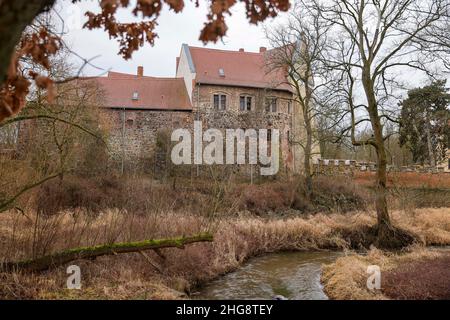 18. Januar 2022, Sachsen-Anhalt, Dessau-Roßlau: Die mittelalterliche Burganlage der Wasserburg Rosslau steht am Ufer der Rossel, einem Nebenfluss der Elbe. Die ältesten Teile der Burg stammen aus dem 12th. Jahrhundert. Im Laufe der Jahrhunderte wurde es oft wieder aufgebaut, teilweise romantisiert und daneben wurde ein Jagdschloss errichtet. Heute wird der Außenbereich für Veranstaltungen und Konzerte genutzt, das Schloss selbst ist unbewohnt. Foto: Jan Woitas/dpa-Zentralbild/ZB Stockfoto