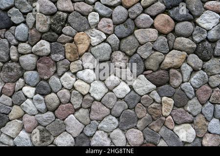 Flusssteinfundament ist eine Art flaches Fundament, das in Gebäuden mit leichten Lasten wie Häusern verwendet wird. Das Flusssteinfundament ist zusammengesetzt. Stockfoto