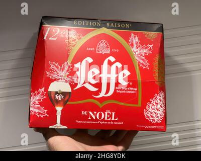 Paris, Frankreich - 7. Jan 2022: POV männliche Hand Paket mit Leffe Noel Weihnachtsbier spezielle Winter Feiertage Ausgabe Stockfoto