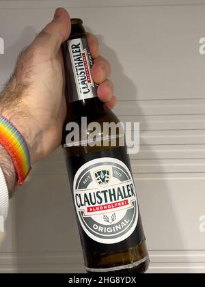 Paris, Frankreich - 7. Jan 2022: POV männliche Hand halten Flasche mit Clausthaler alkoholfrei kein Alkohol Bier trinken Stockfoto