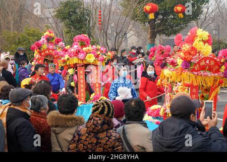 Huaian, Chinas Provinz Jiangsu. 19th Januar 2022. Volkskünstler präsentieren lokale Aufführung des immateriellen Kulturerbes im Xuyi Bezirk Huaian, ostchinesische Provinz Jiangsu, 19. Januar 2022. Das Frühlingsfest nähert sich, und bis zum 18. Februar fand hier im Landkreis Xuyi eine Reihe von Veranstaltungen statt, bei denen das immaterielle Kulturerbe der Region gezeigt wird. Kredit: Li Bo/Xinhua/Alamy Live Nachrichten Stockfoto