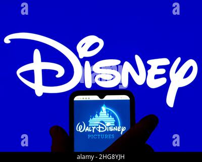 In dieser Abbildung ist das Walt Disney Picturs Logo auf einem Smartphone-Bildschirm mit dem Disney-Logo im Hintergrund zu sehen. Stockfoto