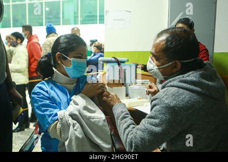 Bhaktapur, Bagmati, Nepal. 19th Januar 2022. Ein Sanitäter wird mit einer Auffrischungsdosis gegen COVID-19 in einem Impfzentrum im Bir Krankenhaus in der nepalesischen Hauptstadt Kathmandu verabreicht. Arbeiter an der Front, die im Krankenhaus und an anderen Orten arbeiten, haben weiterhin positive Tests auf die Ansteckung durchgeführt, da die Himalayan Nation mit der dritten Infektionswelle kämpft. (Bild: © Amit Machamasi/ZUMA Press Wire) Stockfoto