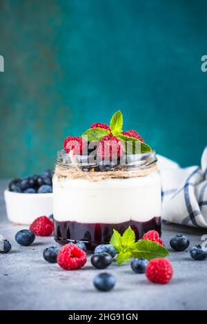 Parfait mit Rahm und frischen Beeren im Glas. Stockfoto