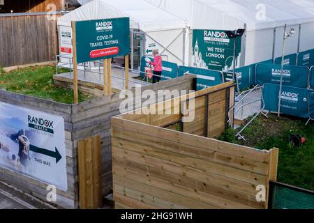 Temporäres Covid-19-Reiseprüfzentrum in der Nähe der Waterloo Bridge, London, Großbritannien. Stockfoto