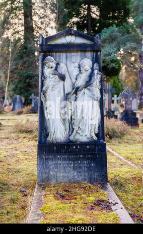 Denkmal für William de Morgan und seine Frau Evelyn, ein bemerkenswertes Grab auf dem Brookwood South Cemetery, Brookwood, in der Nähe von Woking, Surrey, England Stockfoto