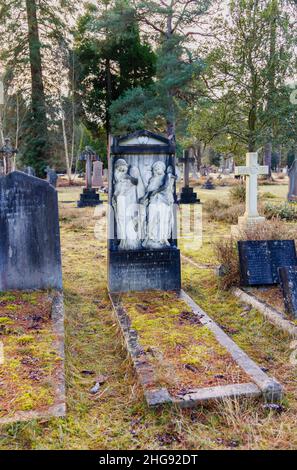 Denkmal für William de Morgan und seine Frau Evelyn, ein bemerkenswertes Grab auf dem Brookwood South Cemetery, Brookwood, in der Nähe von Woking, Surrey, England Stockfoto