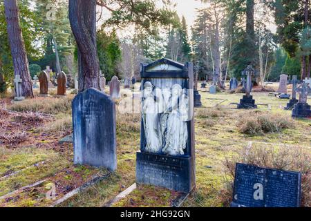 Denkmal für William de Morgan und seine Frau Evelyn, ein bemerkenswertes Grab auf dem Brookwood South Cemetery, Brookwood, in der Nähe von Woking, Surrey, England Stockfoto