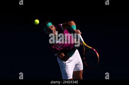 Melbourne, Australien. 19th Januar 2022. Rafael Nadal aus Spanien ist beim zweiten Männerspiel gegen Yannick Hanfmann aus Deutschland bei den Australian Open 2022 in Melbourne, Australien, am 19. Januar 2022 im Dienst. Quelle: Bai Xuefei/Xinhua/Alamy Live News Stockfoto