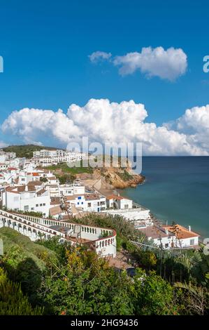 Dorfblick mit Küstenlandschaft, Burgau, Algarve, Portugal, Europa Stockfoto