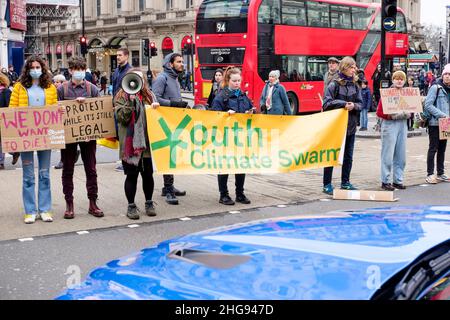 15th. Januar 2022: Junge Klimaaktivisten nehmen am Youth Climate Swarm im Piccadilly Circus im Zentrum von London Teil. Stockfoto