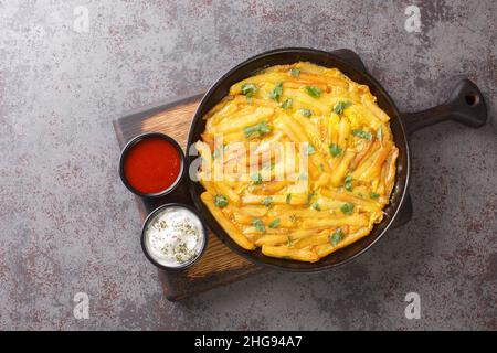 Chips mayai das tansanische Street Food Dish ist ein bescheidenes Omelett, das aus Pommes Frites und Mayai, dem Suaheli-Wort für Eier, in der Nähe des Tellers auf t besteht Stockfoto