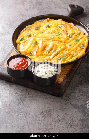 Tansanische Spezialgericht Chips Mayai French Fries Omelett Nahaufnahme in den Teller auf dem Tisch. Vertikal Stockfoto