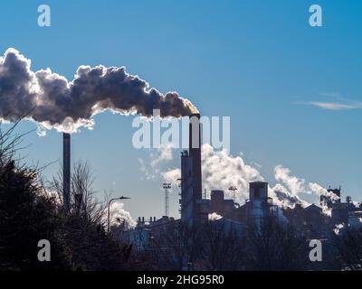 Emissionen der Fabrik in der Luftverschmutzung - Schornsteine der Zuckerrübenfabrik - hinterleuchteter Rauch und Dampf stammen aus der britischen Zuckerfabrik Bury St Edmunds Suffolk UK Stockfoto