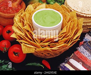 Mexikanische Nachos und Guacamole Stockfoto