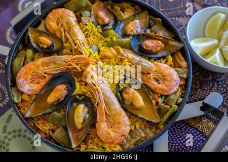 Typische Paella mit Meeresfrüchten aus Valencia Stockfoto
