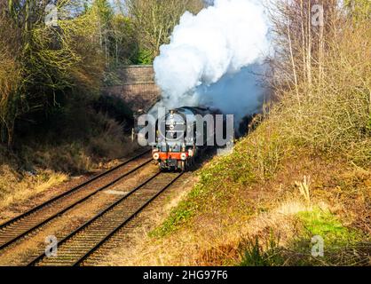 BR Std Class 5 Lokomotive, die einen Personenzug schleppt Stockfoto