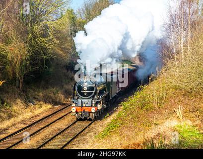 BR Std Class 5 Lokomotive, die einen Personenzug schleppt Stockfoto