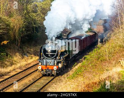 BR Std Class 5 Lokomotive, die einen Personenzug schleppt Stockfoto