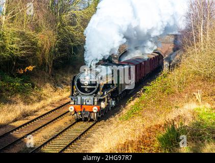 BR Std Class 5 Lokomotive, die einen Personenzug schleppt Stockfoto