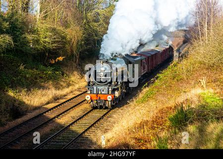 BR Std Class 5 Lokomotive, die einen Personenzug schleppt Stockfoto