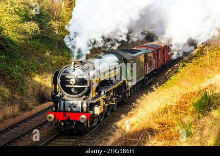 BR Std Class 5 Lokomotive, die einen Personenzug schleppt Stockfoto