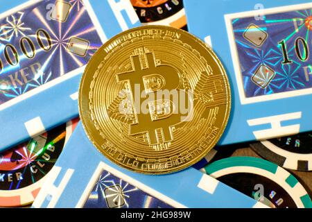 Nahaufnahme von Bitcoin auf Casino-Chips Stockfoto