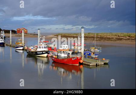 Verankerte Fischerboote im Hafen von Wells-next-the-Sea, im Norden von norfolk, england Stockfoto