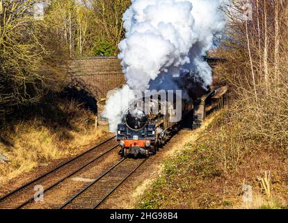 BR Std Class 5 Lokomotive, die einen Personenzug schleppt Stockfoto