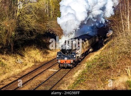 BR Std Class 5 Lokomotive, die einen Personenzug schleppt Stockfoto