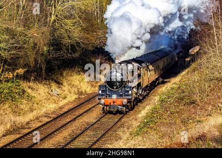 BR Std Class 5 Lokomotive, die einen Personenzug schleppt Stockfoto