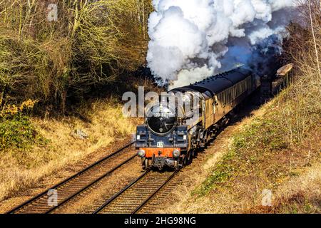 BR Std Class 5 Lokomotive, die einen Personenzug schleppt Stockfoto