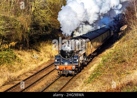 BR Std Class 5 Lokomotive, die einen Personenzug schleppt Stockfoto