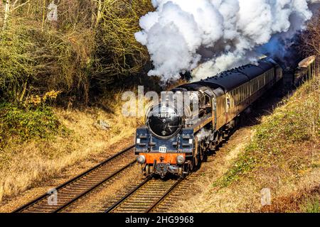 BR Std Class 5 Lokomotive, die einen Personenzug schleppt Stockfoto