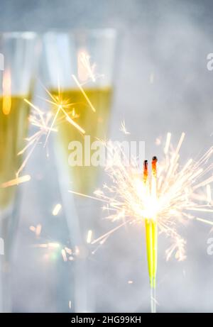 Wunderkerzen vor zwei Gläsern Champagner Stockfoto