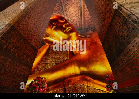Nahaufnahme einer goldenen Buddha-Statue in Liegeposition, Wat Pho Temple Complex, Phra Nakhon District, Bangkok, Thailand Stockfoto