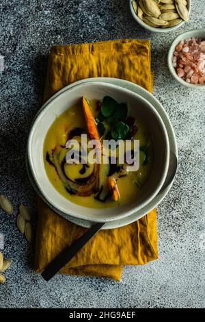 Blick von oben auf eine Schüssel mit cremiger Kürbissuppe Stockfoto