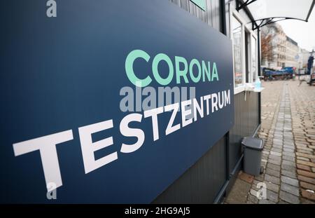 Hamburg, Deutschland. 19th Januar 2022. Ein Corona-Testzentrum im Landkreis Hamburg-Altona für Schnelltests (Antigen-Test). Die Zahl der neuen Corona-Infektionen in Hamburg steigt weiter an. Quelle: Christian Charisius/dpa/Alamy Live News Stockfoto