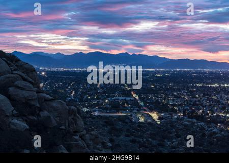 Farbenfrohe Sicht auf das San Fernando Valley und die San Gabriel Mountains in Los Angeles, Kalifornien. Foto aufgenommen am Santa Susana Pass. Stockfoto