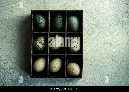 Verschiedene Ostereier in einer Holzkiste Stockfoto