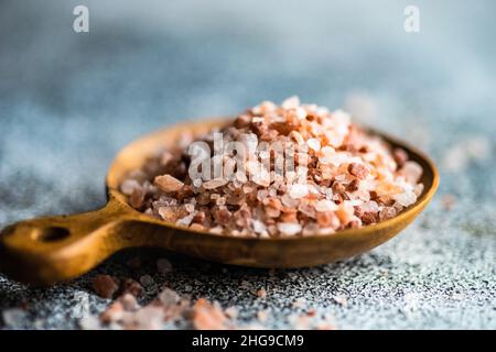 Nahaufnahme einer Schüssel mit rosa Himalaya-Salz auf einem Tisch Stockfoto