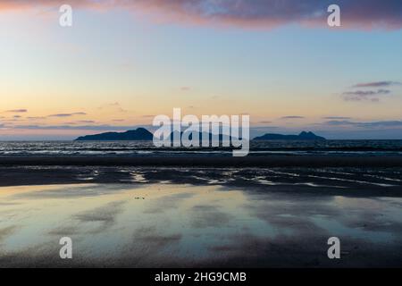 Blick auf die Cies-Inseln bei Sonnenuntergang vom Strand in Nigran, Galicien, Spanien Stockfoto