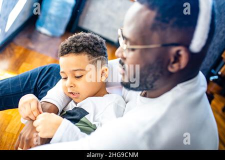 Authentische ethnische multikulturelle Menschen im Wohnzimmer Tag Sonnenlicht Stockfoto